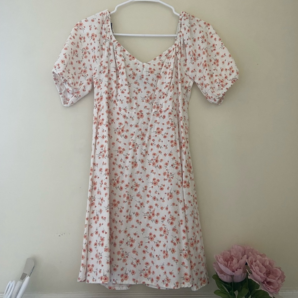 Floral mini dress with puffy sleeves